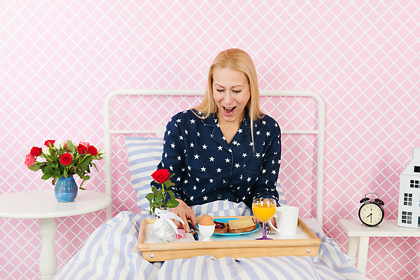 포토 JPG 해외이미지 백인 꽃 음식 빵 꽃다발 엄마 아침 휴가 쟁반 건강 사랑 한명 빨간색 금발 장미 계란 식사 생일 중앙 아침식사 먹기 돌봄 어머니의날 해외202004 해외포토 주간 서양인 식물 1 헤어스타일 기념일 감정 컬러 가족 모션 사람 알 미국문화 파일형식 이미지허브