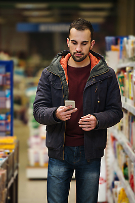 포토 JPG 해외이미지 백인 라이프스타일 잡화 옷 남자 음식 통신 모바일 세포 한명 서기 사람 성인 내부 스마트폰 세일 바구니 상점 잡기 시장 구매 연결 무선전화기 고객 무역 소매 온라인 슈퍼마켓 공급 목차 해외202004 해외포토 서양인 1 산업 모션 생활 핸드폰 스마트기기 쇼핑 전화기 파일형식 이미지허브