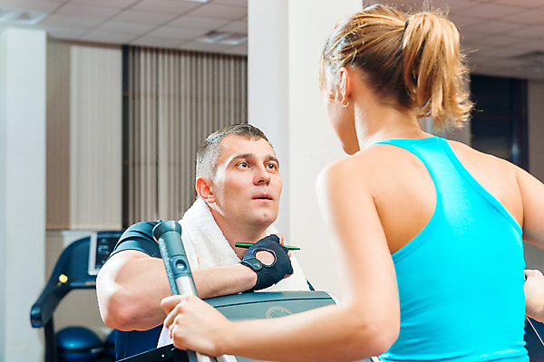 포토 JPG 해외이미지 백인 라이프스타일 커플 여자 남자 스포츠 운동화 근육 실내 건강 미소 사람 성인 두명 수건 운동 강사 해외202004 해외포토 서양인 직업 신발 관계 표정 내부 생활 위생용품 파일형식 이미지허브