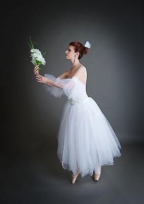 포토 JPG 해외이미지 1 응시 여자 포즈 백그라운드 신체 슬리퍼 한명 사람 10대 운동 연주자 댄서 회색 클래식 우아함 극장 유연 발레 길이 단아함 해외202004 해외포토 직업 시선 컬러 신발 컨셉 청소년 건강 음악가 춤 파일형식 이미지허브