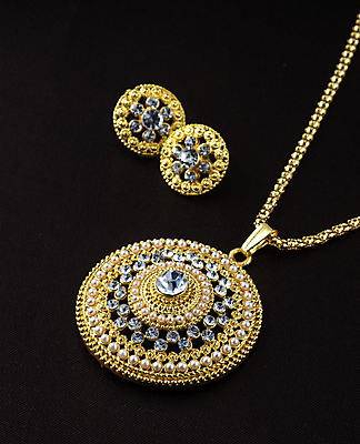 포토 JPG 해외이미지 전통 디자인 여자 결혼 백그라운드 패턴 목걸이 장신구 결혼식 동양인 사람없음 장식 빛 파티 유행 금속 귀걸이 쌍 화려 황금 고급 우아함 디자이너 보석 인도인 복고 팬던트 회복 스타일 해외202004 해외포토 외국인 직업 컨셉 무늬 재질 사람 인종 이벤트 광석 파일형식 이미지허브