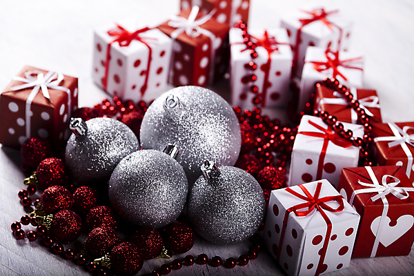 포토 JPG 해외이미지 크리스마스장식 크리스마스 실내 사람없음 선물상자 장식볼 오브젝트 흰배경 오너먼트 해외202004 해외포토 기념일 백그라운드 선물 내부 장식 상자 흰색 파일형식 이미지허브