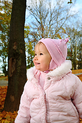 포토 JPG 해외이미지 백인 1 응시 공원 여자 딸 행복 얼굴 어린이 잎 장난 자연 한명 미소 사람 소녀 야외 기쁨 가을 아기 작음 유일 해외202004 해외포토 서양인 식물 시선 계절 공공시설 감정 가족 표정 신체부위 크기 생태계 파일형식 이미지허브