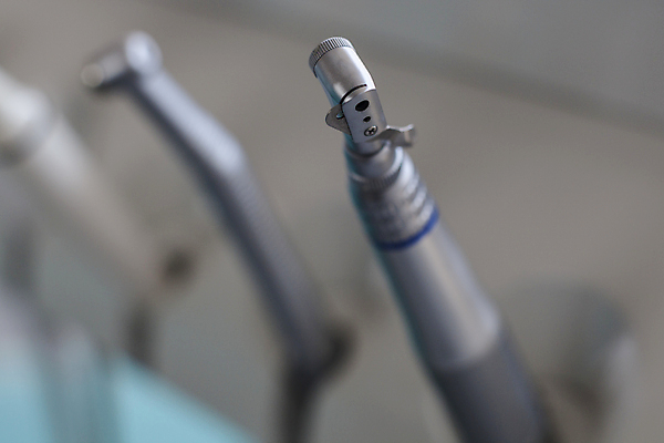 포토 JPG 해외이미지 직업 의자 실내 건강 치과 병원 사람없음 치료 빛 세트 약 금속 기계 장비 환자 흰색 기구 공구 업무 입 기술자 치아 캐비닛 연습 오브젝트 치과의사 각도 날카로움 외과 돌봄 송곳 위생관리 철강 치통 해외202004 해외포토 컬러 가구 의학 모션 재질 관리 내부 신체부위 의사 도구 작업 소화기관 질병 사물함 파일형식 이미지허브