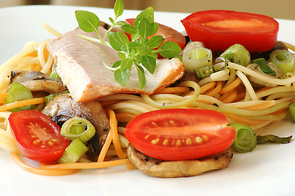 포토 JPG 해외이미지 전통 음식 다이어트 토마토 채소 파스타 건강 스파게티 어류 요리 사람없음 저녁식사 버섯 신선 맛 먹기 만족 유기농 송어 해외202004 해외포토 웰빙 감정 컨셉 모션 서양음식 식사 수중동물 파일형식 이미지허브