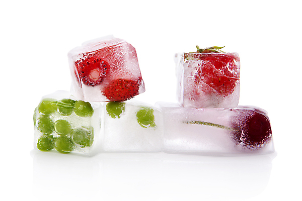 포토 JPG 해외이미지 스튜디오촬영 열매 과일 딸기 사람없음 빨간색 초록색 냉동 얼음 블록 체리 시원함 큐브 완두콩 해외202004 해외포토 자연요소 식물 컬러 콩 실내 파일형식 이미지허브