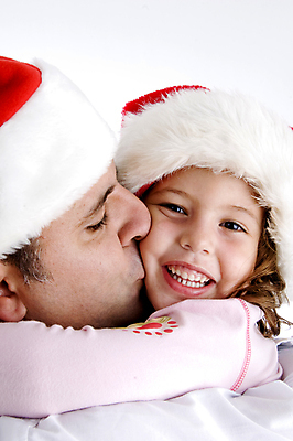 포토 JPG 해외이미지 백인 여자 남자 딸 행복 어린이 크리스마스 함께함 사랑 사람 소녀 두명 30대 축제 기쁨 흰색 축하 아기 아빠 부녀 해외202004 해외포토 서양인 기념일 감정 컬러 컨셉 가족 장년 파일형식 이미지허브