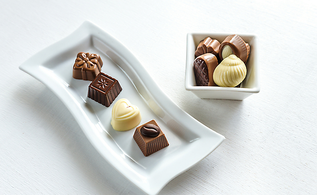 포토 JPG 해외이미지 모양 접시 커피 음식 백그라운드 디저트 발렌타인데이 사탕 종류 사람없음 목재 장식 갈색 쌓기 초콜릿 어둠 침묵 우유 견과류 껍질 흰색 하트 원형 그룹 사발 고급 닫기 달콤 정상 수집 배열 스위스 정사각형 모음 코코아 흙더미 섞기 줄서기 프랄린 해외202004 해외포토 도형 나무 식기 유럽 음료 컬러 컨셉 재료 모션 데이이벤트 유제품 소리 흙 사기그릇 맛 파일형식 더미 이미지허브