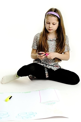 포토 JPG 해외이미지 직업 손 여자 종이 어린이 바닥 한명 청춘 그리기 만족 그림 예술가 언니 해외202004 해외포토 1 감정 컨셉 가족 모션 사람 신체부위 자매 파일형식 이미지허브