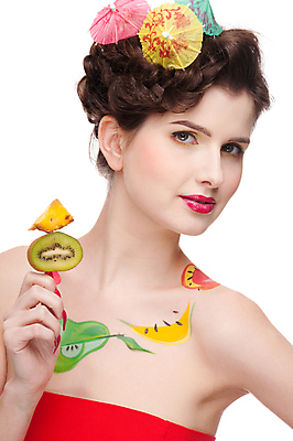 포토 JPG 해외이미지 라이프스타일 여자 얼굴 음식 컨셉 과일 갈색머리 한명 미소 들기 사람 성인 화장 뷰티 머리 화장품 화려 의료성형뷰티 스타일 성인여자한명만 해외202004 해외포토 1 헤어스타일 모션 표정 생활 신체부위 여자한명만 성인여자만 파일형식 이미지허브