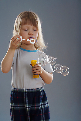 포토 JPG 해외이미지 응시 어린이 놀이 실내 한명 사람 소년 금발 장난감 거품 액체 닫기 불기 집중 비누 타격 해외202004 해외포토 1 헤어스타일 시선 남자 컨셉 모션 내부 위생용품 파일형식 이미지허브