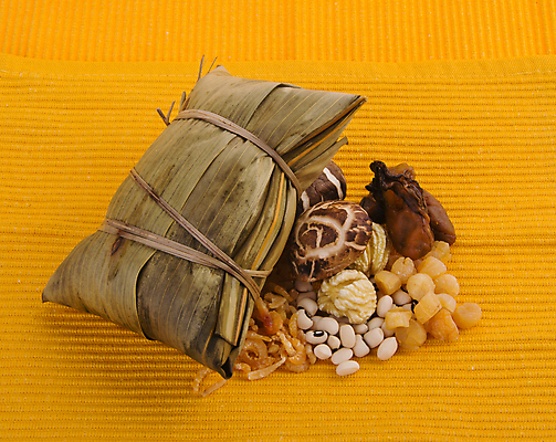 포토 JPG 해외이미지 전통 아시아 문화 음식 잎 포장 태국 밥 돼지고기 동양인 사람없음 가로 식당 축제 식사 중국 어둠 버섯 용 보트 닫기 아침식사 묶기 가득함 대나무 피라미드 매듭 캄보디아 기선 점심식사 폭식 어려움 차이나타운 해외202004 해외포토 나무 식물 건축물 나라 배_교통 모션 육류 인종 관광지 상점 랜드마크 파일형식 이미지허브