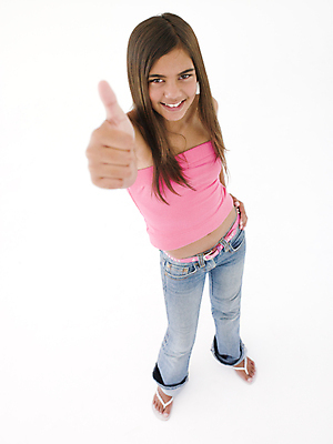 포토 JPG 해외이미지 스튜디오촬영 전신 백인 응시 여자 행복 감정 여유 어린이 건강 한명 서기 미소 10대 세로 청춘 긍정 카피스페이스 해외202004 해외포토 서양인 1 시선 컨셉 모션 청소년 실내 표정 사람 공백 파일형식 이미지허브