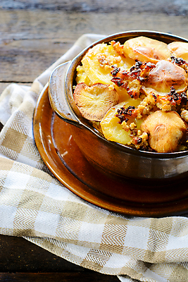 포토 JPG 해외이미지 전통 접시 음료 토마토 채소 유리 가지 양파 오이 치즈 감자 파슬리 육류 손잡이 요리 사람없음 목재 물 우주 와인 얼음 식사 공백 샐러드 흰색 시골 맛 냄비 굽기 지중해 큐브 올리브 레시피 후추 로즈메리 그리스인 캐서롤 해외202004 튀르키예 해외포토 자연요소 서양인 나무 식기 열매 아시아 음식 바다 컬러 컨셉 식재료 재료 재질 유제품 주류 용기_그릇 솥 구이 허브 향신료 파일형식 이미지허브