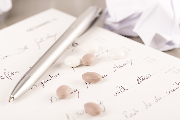 포토 JPG 해외이미지 라이프스타일 디자인 백그라운드 컨셉 비즈니스 탁자 스트레스 건강 피곤 사람없음 치료 컵 노트북 연필 흰색 키보드 스마트 책상 오브젝트 구김 그만 마약 해외202004 해외포토 식기 컬러 가구 의학 모션 학용품 생활 전자제품 필기구 파일형식 이미지허브