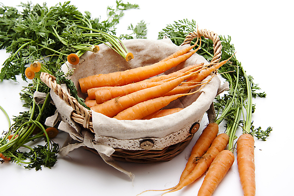 포토 JPG 해외이미지 음식 채소 사람없음 초록색 바구니 당근 신선 흰배경 담기 해외202004 해외포토 컬러 백그라운드 모션 뿌리채소 흰색 파일형식 이미지허브