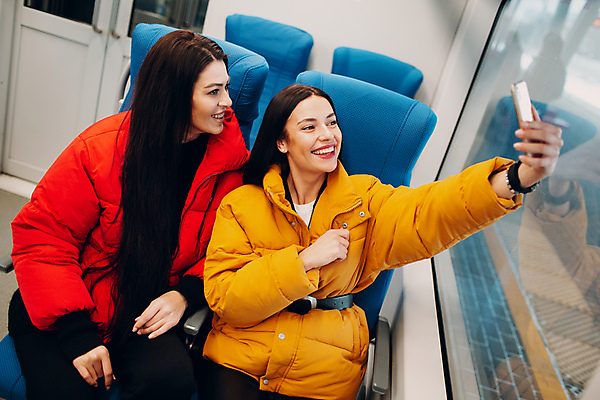 포토 JPG 해외이미지 백인 라이프스타일 커플 여자 여행 교통시설 모바일 사람 성인 두명 친구 스마트폰 여행객 카메라 기차 잡기 전철 역 슛 승객 튜브 일반 단상 해외포토 서양인 육상교통 교통 관계 모션 대중교통 생활 전자제품 핸드폰 스마트기기 시설 파일형식 이미지허브