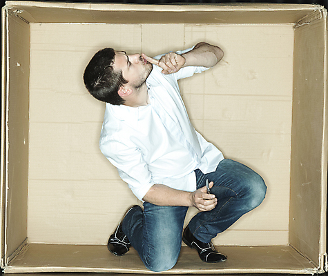 포토 JPG 해외이미지 전신 백인 남자 한명 앉기 성인 옆모습 상자 사무실 비즈니스맨 갇힘 답답함 성인남자한명만 해외포토 서양인 1 뷰포인트 비즈니스 모션 사람 직장인 감각 남자한명만 성인남자만 파일형식 이미지허브