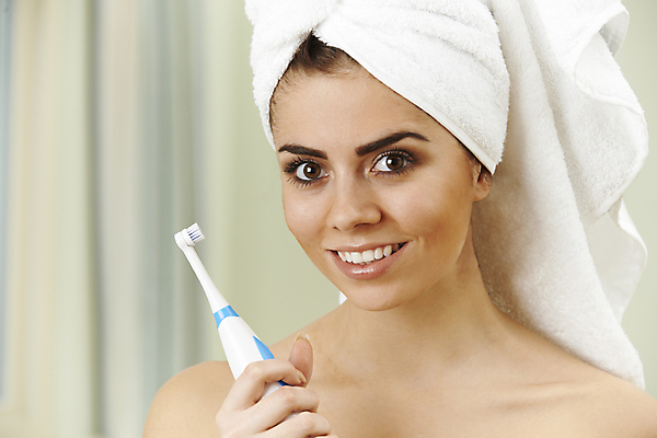 포토 JPG 해외이미지 백인 응시 여자 행복 실내 한명 미소 웃음 사람 20대 가로 수건 욕실 붓 치아 칫솔 터번 해외포토 서양인 1 시선 감정 표정 청년 내부 위생용품 소화기관 머리장식 파일형식 이미지허브