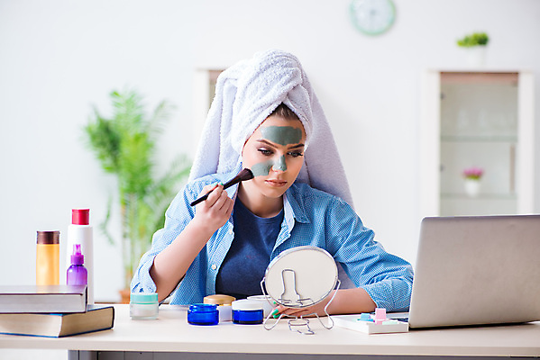 포토 JPG 해외이미지 여자 실내 한명 들기 상반신 성인 책 노트북 수건 붓 집중 피부관리 바르기 팩 수분크림 스킨로션 성인여자한명만 해외포토 1 컨셉 모션 사람 내부 전자제품 위생용품 뷰티 화장품 여자한명만 성인여자만 파일형식 이미지허브