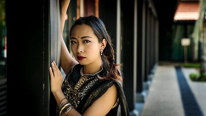 포토 JPG 해외이미지 라이프스타일 응시 옷 여자 문화 포즈 결혼 한명 동양인 유행 검은색 기댐 중국 기둥 뜨거움 황금 디자이너 인도인 옷입기 싱가폴 심각 직진 스타일 해외포토 외국인 직업 1 시선 건축 아시아 컬러 컨셉 모션 사람 인종 이벤트 생활 파일형식 이미지허브