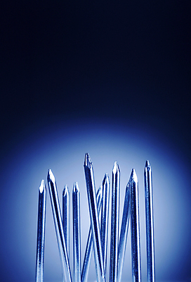 포토 JPG 해외이미지 스튜디오촬영 모양 사람없음 컬러풀 금속 못 은색 위험 파란배경 흙더미 철강 해외포토 컬러 백그라운드 컨셉 재질 실내 파란색 흙 공구 파일형식 더미 이미지허브