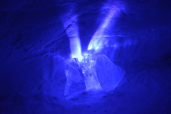 포토 JPG 해외이미지 백그라운드 겨울 자연 추상 불꽃 흑백 풍경 사람없음 물 파란색 빛 우주 보라색 얼음 사진촬영 어둠 공백 거품 방 추위 광선 신선 투명 시원함 크리스탈 질감 마법 내추럴 방사형 진짜 카피스페이스 해외포토 자연요소 계절 컬러 무늬 불 촬영기법 촬영 광석 생태계 파일형식 이미지허브