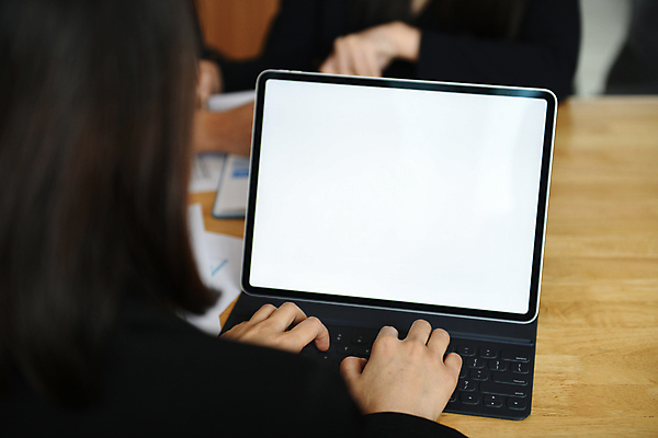 포토 JPG 해외이미지 직업 학생 라이프스타일 손 교육 컨셉 인터넷 비즈니스 사업가 통신 성공 모바일 직장 사람 사람없음 야외 노트북 우주 스크린 모니터 웹 공백 시험 터치 정보 흰색 타이핑 키보드 업무 작업 비즈니스우먼 네트워크 어플리케이션 종업원 무선전화기 검색 대학교 온라인 블로거 소셜 프리랜서 해외포토 여자 컬러 회사 학교 생활 신체부위 전자제품 컴퓨터 직장인 전화기 파일형식 이미지허브