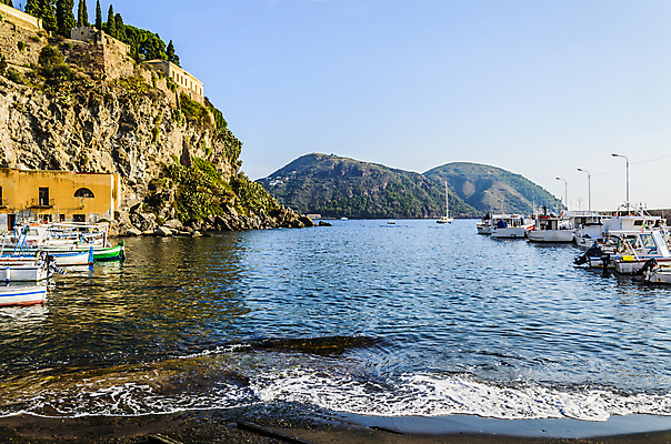 포토 JPG 해외이미지 유럽 모래 파도 바다 섬 여행 자연 하늘 낚시 휴가 휴식 산 파노라마 풍경 해변 사람없음 여름 파란색 모래사장 태양 평화 항구 맑음 침묵 이탈리아 흰색 만 보트 역사 클래식 지중해 이국적 해외포토 자연요소 계절 나라 컬러 컨셉 배_교통 교통시설 레저 날씨 촬영기법 소리 생태계 파일형식 이미지허브