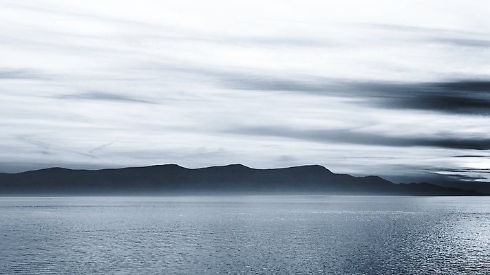 포토 JPG 해외이미지 실루엣 바다 섬 백그라운드 자연 하늘 휴가 흑백 따뜻함 풍경 사람없음 야외 물 여름 파란색 빛 햇빛 반사 여행객 평화 맑음 검은색 휴양지 내추럴 수평선 해외포토 자연요소 계절 컬러 컨셉 날씨 촬영기법 사람 태양 장소 생태계 파일형식 이미지허브