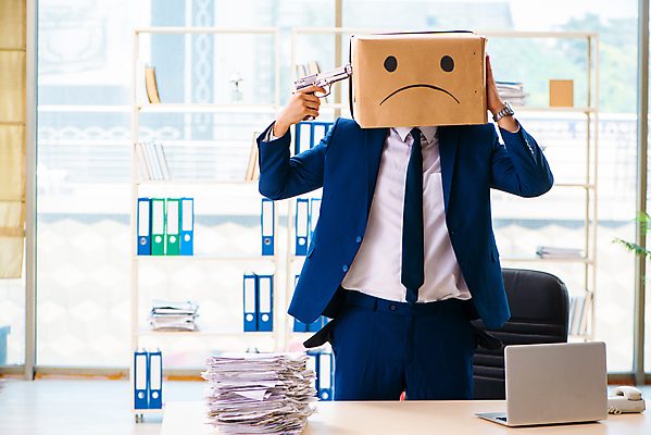 포토 JPG 해외이미지 남자 실내 한명 들기 정장 상반신 성인 앞모습 사무실 권총 비즈니스맨 종이상자 불행 서류더미 우울감 성인남자한명만 해외포토 1 옷 감정 뷰포인트 비즈니스 모션 사람 내부 상자 총 직장인 문서 남자한명만 성인남자만 파일형식 더미 이미지허브