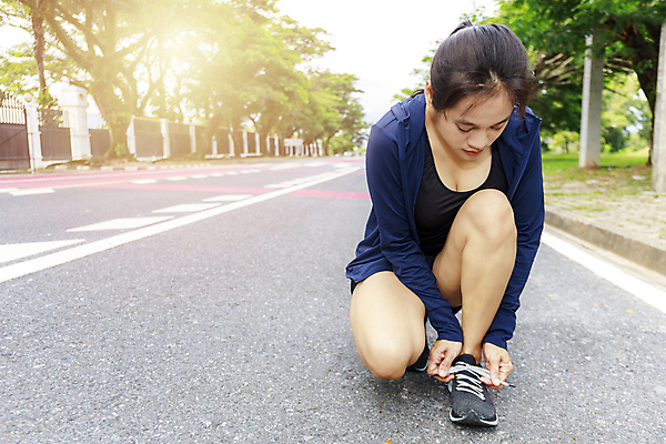 포토 JPG 해외이미지 라이프스타일 공원 여자 도로 스포츠 분홍색 운동화 신발 자국 자연 건강 관리 한명 사람 동양인 야외 달리기 조깅 운동 걷기 닫기 연습 마라톤 달리기선수 운동화끈 해외포토 1 공공시설 길 컬러 교통시설 모션 인종 경기 생활 끈 육상스포츠 생태계 육상선수 파일형식 이미지허브