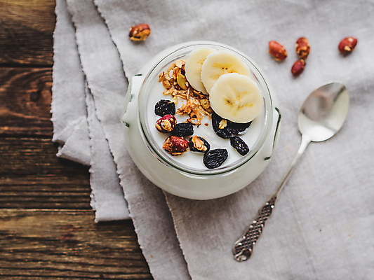 포토 JPG 해외이미지 유리병 바나나 실내 사람없음 숟가락 식탁보 슬라이스 요거트 건포도 뮤즐리 그래놀라 나무배경 해외포토 음식 백그라운드 과일 포도 병_용기 유제품 수저 내부 건과일 파일형식 이미지허브