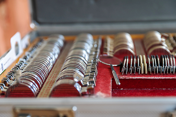 포토 JPG 해외이미지 직업 응시 남자 안경 건강 병원 성인 사람없음 치료 사무실 약 건강관리 장비 시험 측정 시력 비전 안과 테라피 시력검사 돌봄 검안사 해외포토 시선 잡화 교육 비즈니스 의학 모션 관리 사람 뷰티 검사_조사 파일형식 안경사 이미지허브