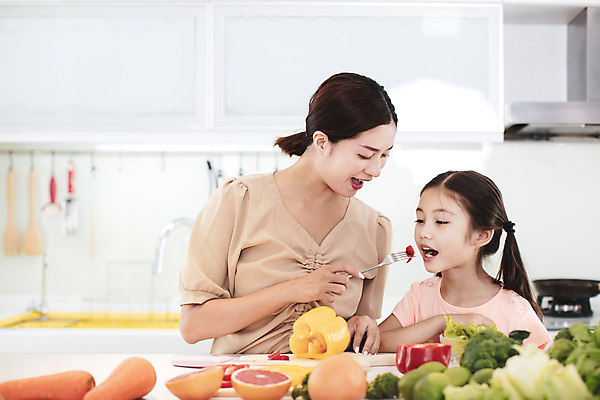 포토 JPG 해외이미지 여자 어린이 포크 채소 모녀 실내 동양인 상반신 성인 두명 앞모습 주방 칼 먹기 날것 여자만 해외포토 식기 딸 뷰포인트 가족 모션 엄마 사람 인종 내부 파일형식 이미지허브