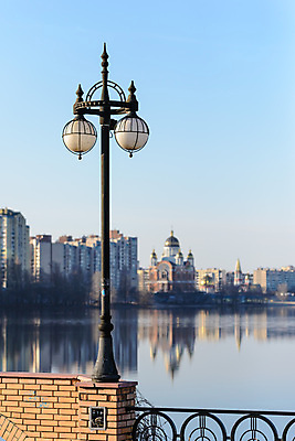 포토 JPG 해외이미지 계절 겨울 거리 주택 사람없음 물 빛 울타리 강 도시풍경 반사 교회 검은색 수확 흰색 램프 저녁 장면 타운 블러 해외포토 자연요소 컬러 농업 종교건축 조명 풍경 건물 담장 도시 야간 파일형식 이미지허브