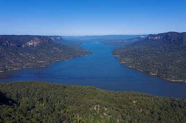 포토 JPG 해외이미지 나무 호수 농업 자연 하늘 날씨 산 안테나 풍경 사람없음 야외 초록색 물 파란색 갈색 환경 골짜기 계곡 저수지 호주 숲 댐 땅 언덕 드론 해외포토 자연요소 식물 공공시설 산업 컬러 통신 오세아니아 생태계 파일형식 이미지허브