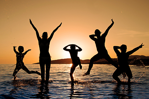 포토 JPG 해외이미지 전신 여자 남자 행복 실루엣 바다 여행 포즈 휴가 함께함 여러명 성인 야외 점프 일몰 저녁 성인만 해외포토 감정 다수 컨셉 모션 촬영기법 사람 노을 야간 파일형식 이미지허브