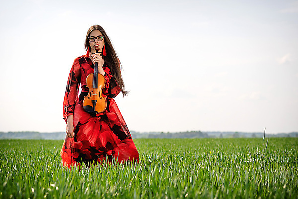 포토 JPG 해외이미지 식물 백인 모델 드레스 옷 계절 여자 줄 음악 백그라운드 밭 농업 자연 하늘 한명 풍경 야외 빨간색 초록색 여름 파란색 청춘 농장 유행 공연 음악가 흰색 기구 시골 신선 우아함 바이올린 예술가 바이올리니스트 내추럴 뮤지컬 해외포토 서양인 직업 1 산업 컬러 컨셉 현악기 문화예술 사람 이벤트 연주자 생태계 파일형식 이미지허브