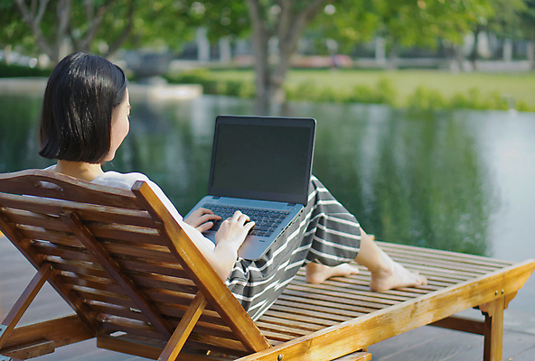 포토 JPG 해외이미지 직업 1 해외 여자 여행 인터넷 의자 비즈니스 사업가 호텔 휴가 휴식 사람 앉기 사람없음 야외 물 노트북 컴퓨터 사무실 스크린 공책 수영 공백 흰색 타이핑 기록 업무 비즈니스우먼 이메일 떨어짐 휴양지 블로거 프리랜서 해외포토 자연요소 컬러 가구 컨셉 모션 숙소 문구용품 전자제품 장소 수상스포츠 작업 직장인 파일형식 이미지허브