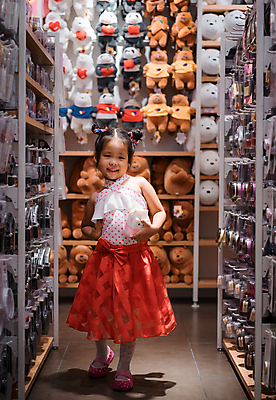 포토 JPG 해외이미지 1 드레스 여자 딸 행복 얼굴 어린이 인형 장난 포옹 자연 놀이 사랑 한명 사람 동양인 야외 빨간색 쇼핑 장난감 상점 기쁨 흰색 구매 쇼핑몰 걸음마 돌봄 해외포토 옷 감정 컬러 가족 안기 모션 인종 신체부위 생태계 파일형식 이미지허브