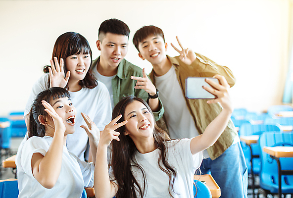 포토 JPG 해외이미지 학생 여자 교육 남자 행복 의자 교실 학교 들기 동양인 여러명 상반신 앞모습 10대 스마트폰 우정 셀프카메라 책상 브이 십대만 해외포토 감정 뷰포인트 가구 다수 모션 청소년 사람 인종 손짓 친구 핸드폰 스마트기기 사진촬영 파일형식 이미지허브