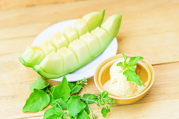 포토 JPG 해외이미지 접시 음식 백그라운드 오렌지 과일 공 유리 탁자 아이스크림 디저트 사람없음 빨간색 초록색 노란색 얼음 이탈리아 흰색 신선 사발 달콤 맛 멜론 민트 크림 국자 복숭아 서빙 내추럴 바닐라 채식주의자 핸드메이드 비건 해외포토 자연요소 식기 유럽 컬러 가구 컨셉 재질 주방용품 사기그릇 허브 채식 파일형식 이미지허브