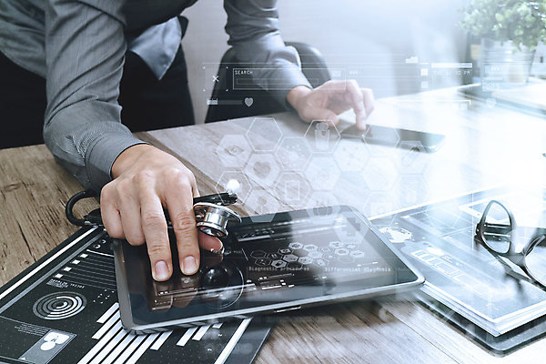 포토 JPG 해외이미지 직업 손 응시 인터넷 비즈니스 청진기 회의 설계 건강 병원 사람 앉기 사람없음 노트북 스마트폰 컴퓨터 글로벌 사무실 알약 모니터 만남 의사 잡기 작업 토론 책상 온라인 동영상 돌봄 세미나 이러닝 웨비나 해외포토 시선 가구 컨셉 의학 의료기기 모션 신체부위 전자제품 핸드폰 스마트기기 약 의료진 파일형식 언택트 이미지허브