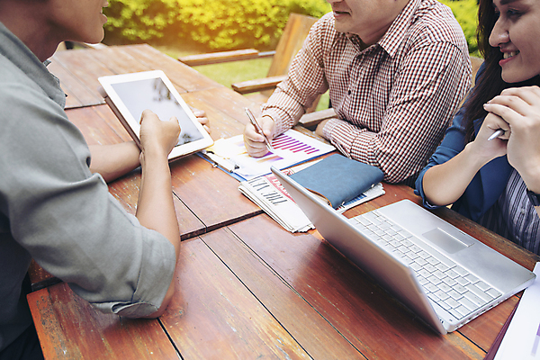 포토 JPG 해외이미지 직업 손 디자인 컨셉 인터넷 비즈니스 통신 성공 회의 모바일 그래프 협력 아이디어 직장 세명 금융 노트북 컴퓨터 사무실 디지털 자료 정보 성장 업무 비즈니스맨 네트워크 계획 주식 연결 분석 온라인 경영 계좌 마케팅 프로젝트 인터랙티브 해외포토 남자 회사 사람 신체부위 경제 전자제품 작업 직장인 파일형식 이미지허브