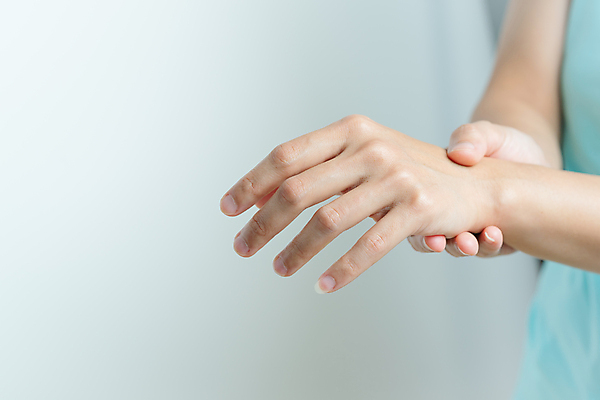 포토 JPG 해외이미지 1 손 여자 신체 손가락 해부 모션 근육 사람 사람없음 빨간색 파란색 약 스트레칭 고통 터치 마사지 작업 선택 질병 자르기 손목 관절염 팔 테라피 깨짐 압력 염증 조작 해외포토 감정 컬러 컨셉 의학 신체부위 운동 뷰티 파일형식 이미지허브