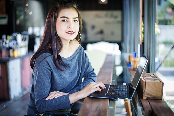 포토 JPG 해외이미지 백인 직업 라이프스타일 응시 여자 교육 행복 아시아 커피 음료 거실 인터넷 비즈니스 통신 탁자 휴식 주택 실내 한명 사람 앉기 동양인 노트북 컴퓨터 사무실 디지털 공책 카페 기쁨 타이핑 업무 비즈니스우먼 자신감 네트워크 연결 소셜 프리랜서 해외포토 서양인 1 시선 감정 나라 가구 컨셉 모션 문구용품 인종 내부 건물 생활 전자제품 상점 작업 직장인 파일형식 이미지허브