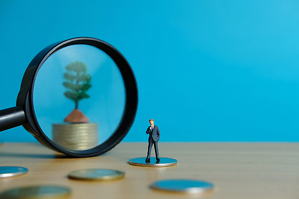 포토 JPG 해외이미지 응시 백그라운드 컨셉 돈 비즈니스 유리 돋보기 서기 사람 사람없음 금융 경제 장난감 숫자 판매 쌓기 동전 미니어처 성장 업무 비즈니스맨 시장 계획 주식 검색 무역 투자 이익 해결 회계 대출 빚 경영 세금 수입 위기 해외포토 문자 시선 남자 산업 모션 재질 모형 작업 직장인 재산 파일형식 이미지허브