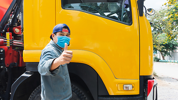 포토 JPG 해외이미지 남자 비즈니스 교통시설 자동차 태국 노동자 건강 가면 한명 안전 사람 동양인 건강관리 중국 고통 트럭 운전사 바이러스 닫기 보호 질병 감염 짐차 트레일러 그만 인플루엔자 전염병 캡모자 필터 해외포토 직업 모자_잡화 1 감정 아시아 육상교통 교통 컨셉 의학 모션 관리 인종 시설 파일형식 이미지허브