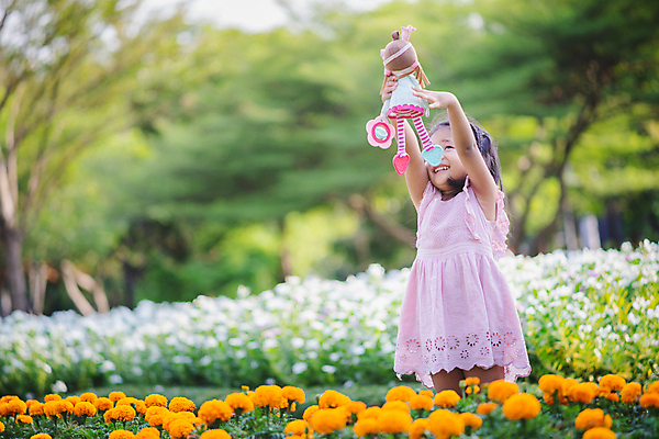 포토 JPG 해외이미지 나무 1 공원 여자 꽃 딸 행복 얼굴 어린이 인형 장난 포옹 자연 놀이 사랑 한명 사람 동양인 야외 장난감 정원 기쁨 흰색 걸음마 돌봄 해외포토 식물 공공시설 감정 컬러 가족 안기 모션 인종 신체부위 생태계 파일형식 이미지허브